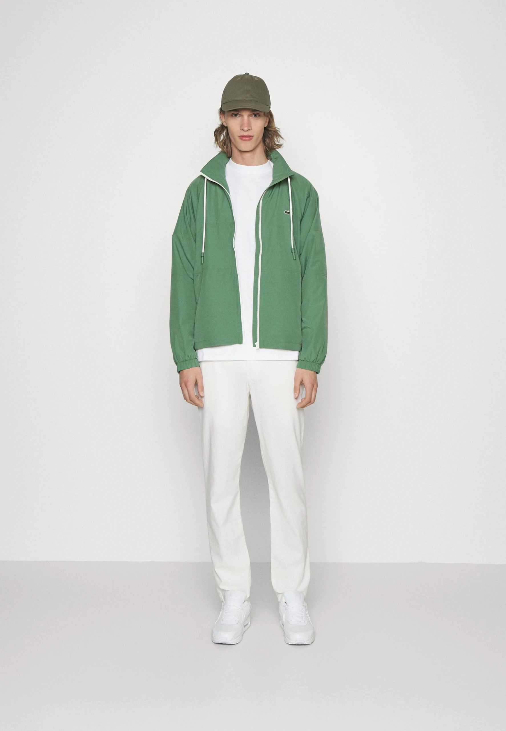 Lacoste Veste Légère - Vert Kaki – Image 2