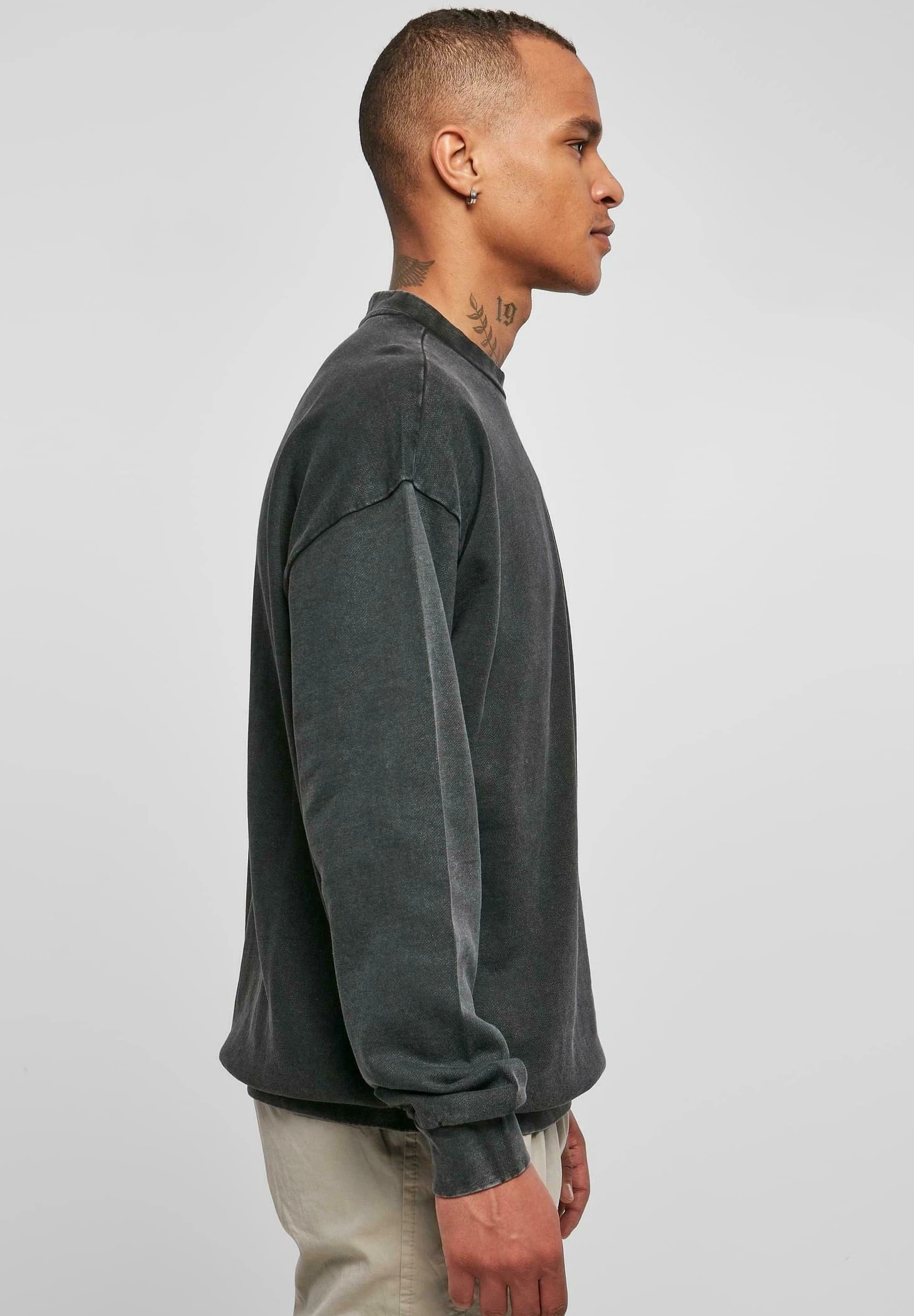 URBAN CLASSICS Small Embroidery Crew - Sweatshirt - Black – Image 5