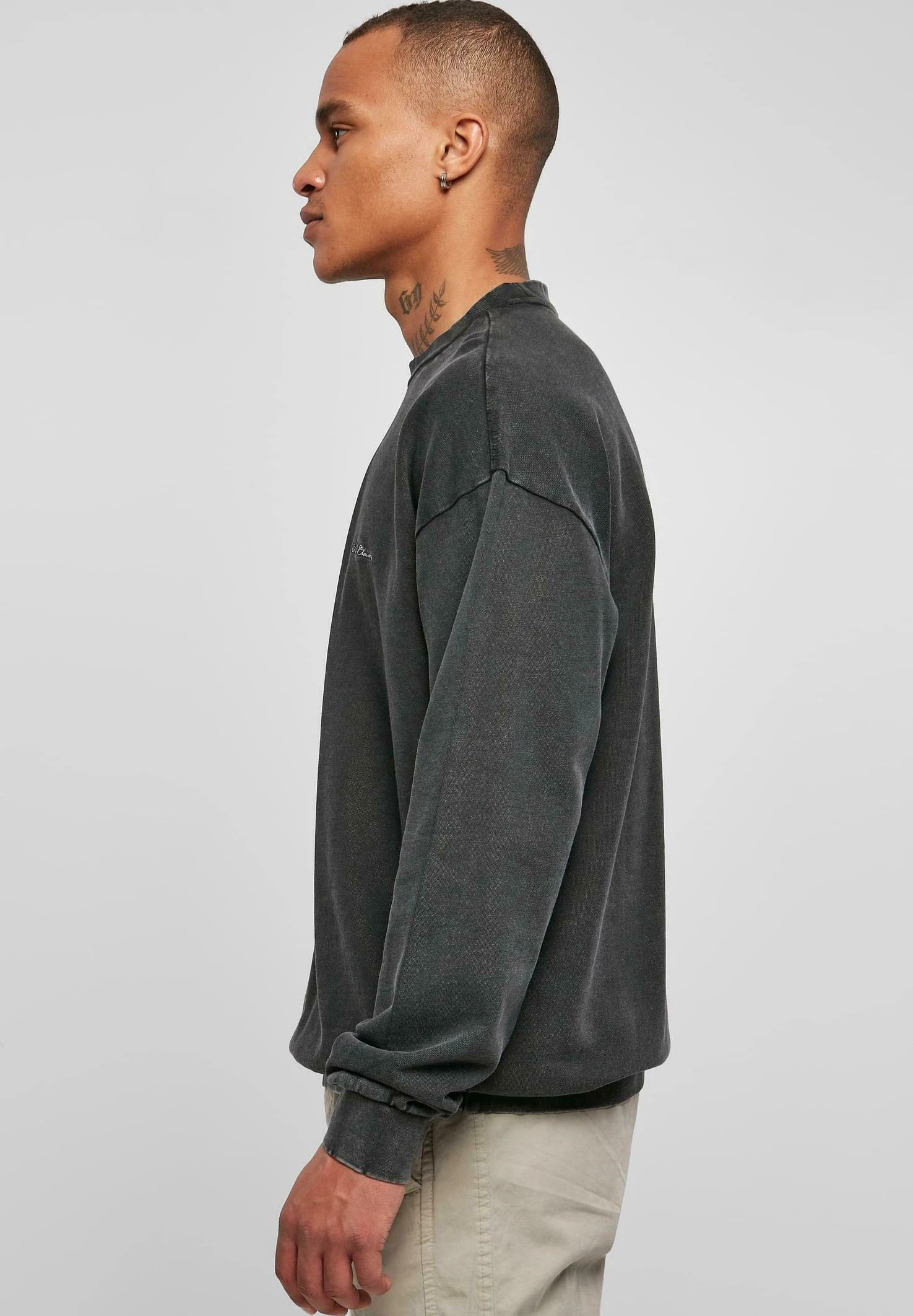 URBAN CLASSICS Small Embroidery Crew - Sweatshirt - Black – Image 4