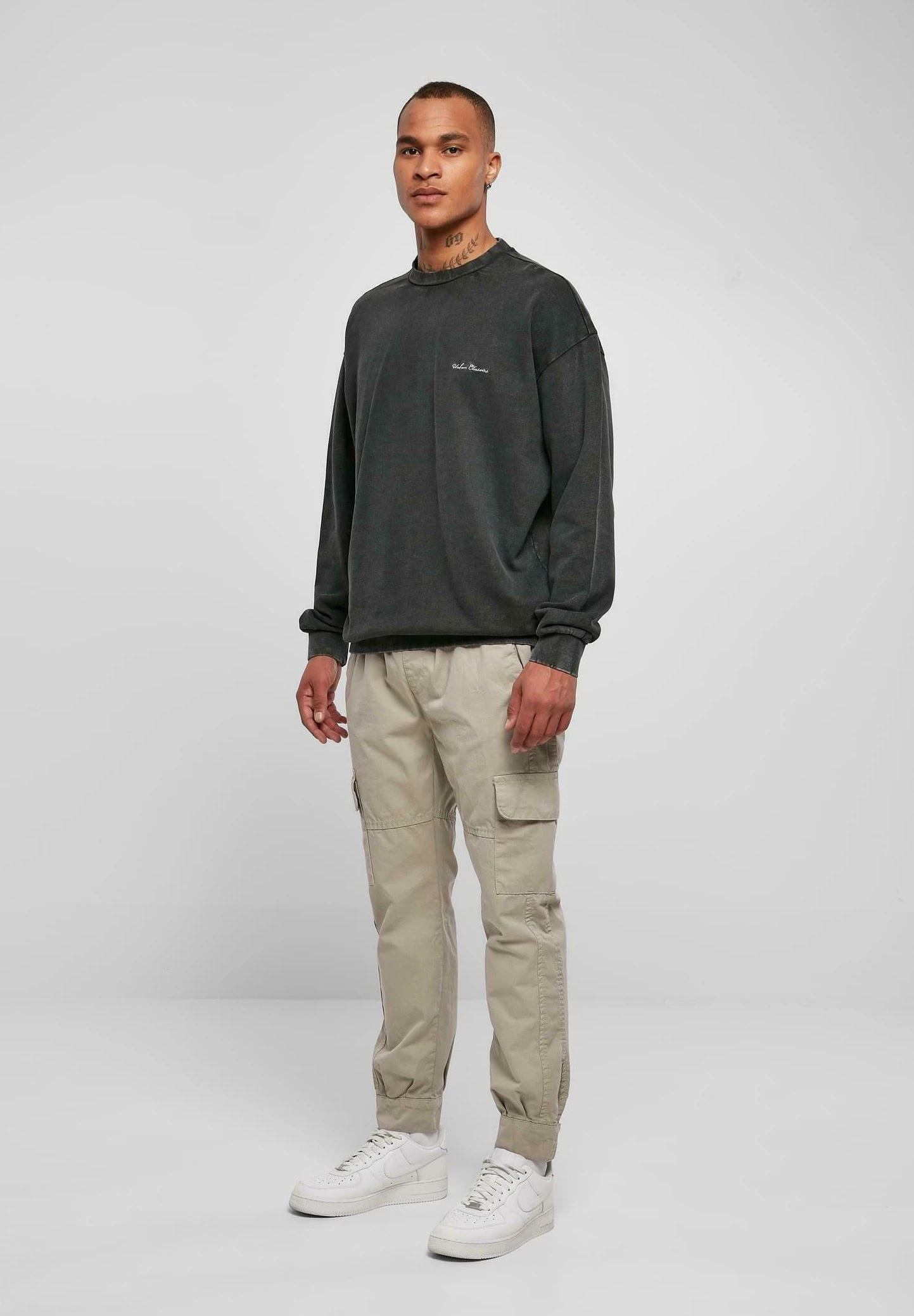 URBAN CLASSICS Small Embroidery Crew - Sweatshirt - Black – Image 2